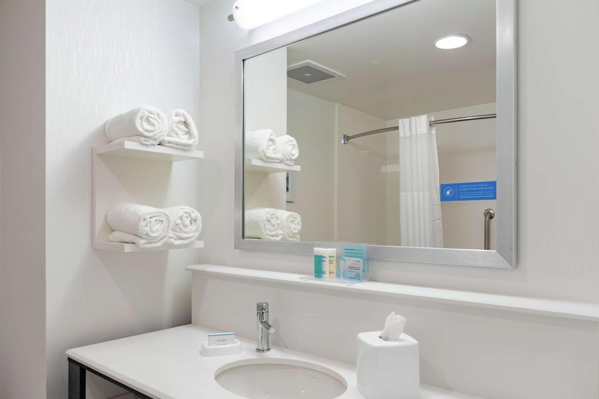 Hampton Inn Акуърт Екстериор снимка