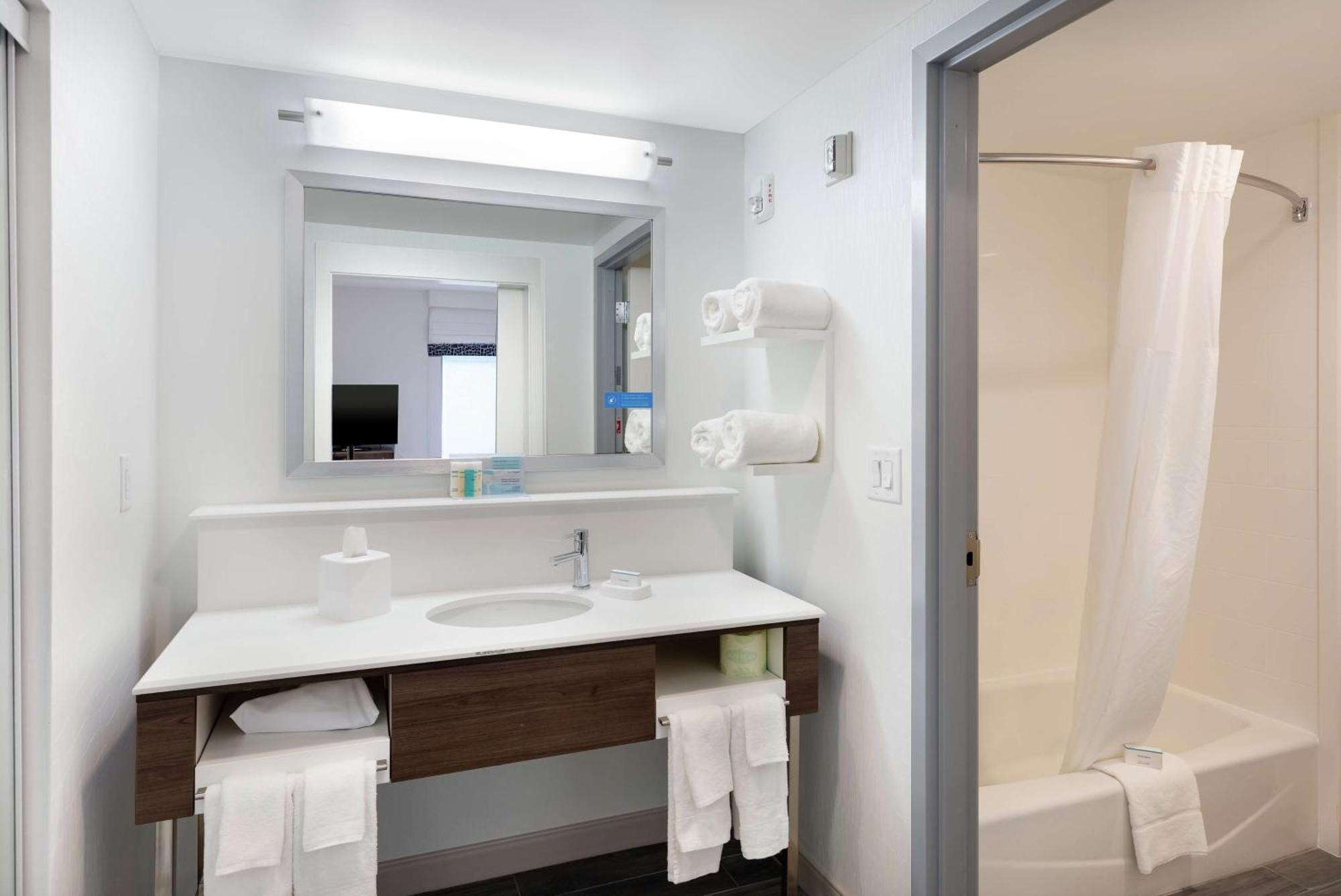 Hampton Inn Акуърт Екстериор снимка